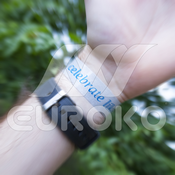 Taglia universale regolabile per adulti e bambini.