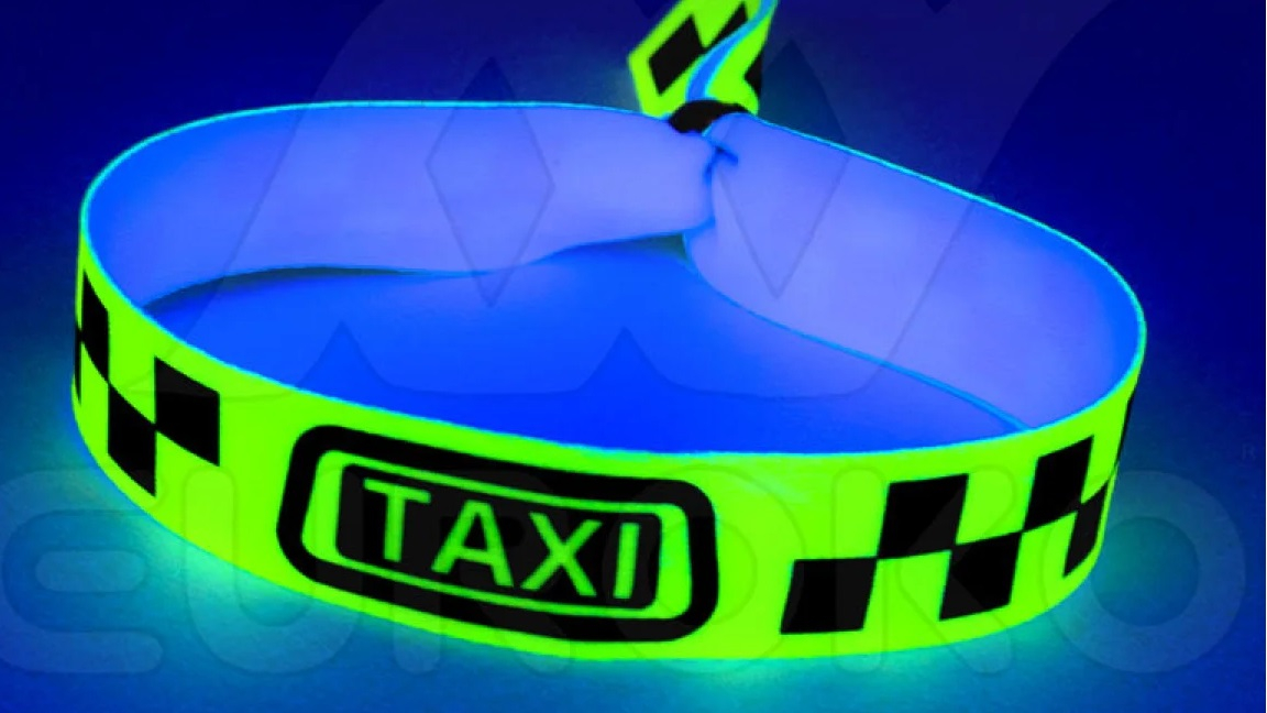 I nostri braccialetti UV-reattivi brillano intensamente sotto luce nera.