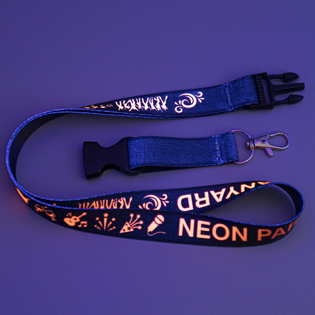 Hochwertiges Satin-Material mit wasserfestem UV-Druck.