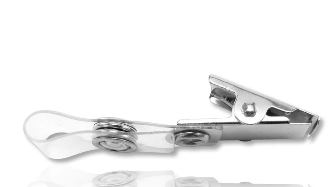 Robuste Metallklemme mit Kunststoffzähnen für sicheren Halt.