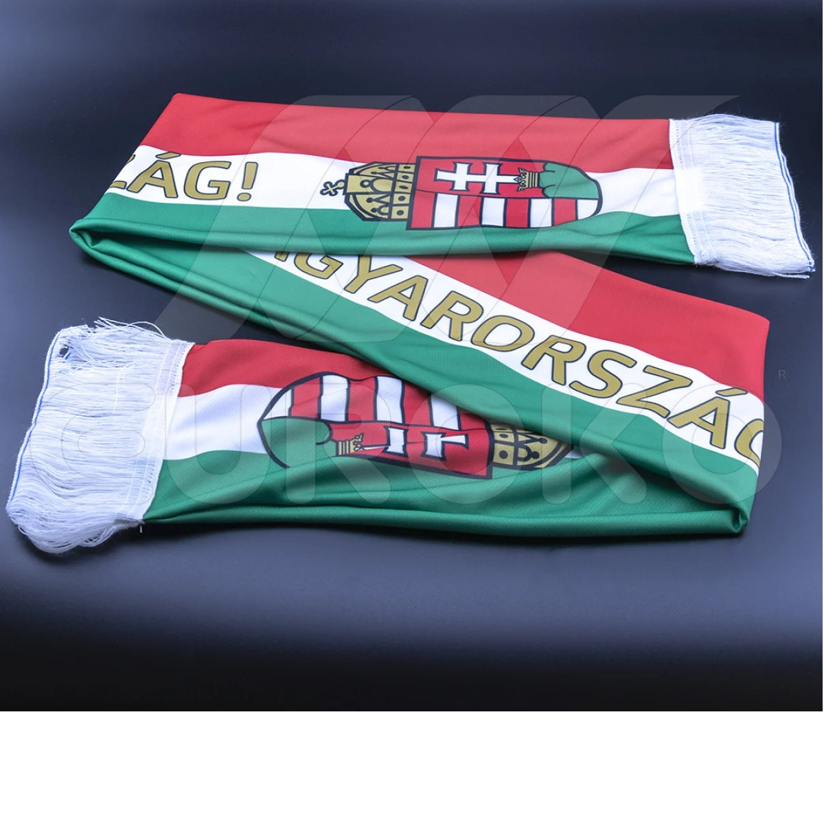 Rafforza l'identità di squadra con sciarpe personalizzate.