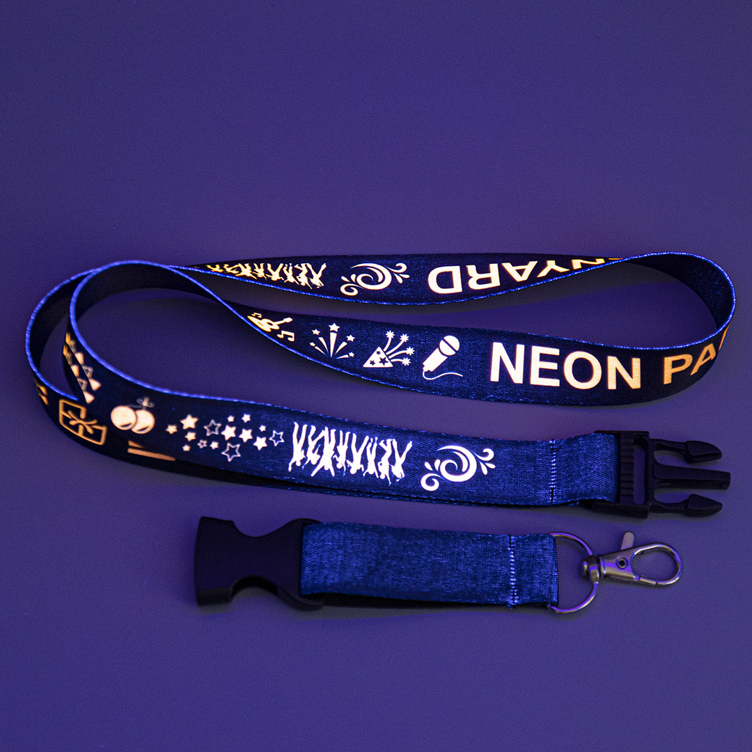 Fibbia di sicurezza staccabile per massima versatilità e protezione.