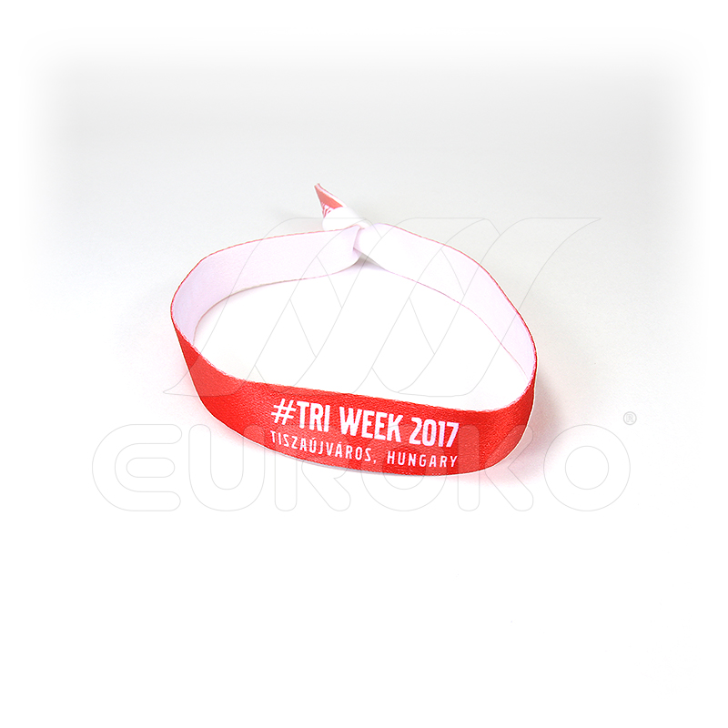 Materiali resistenti all'acqua e agli strappi per eventi intensi.