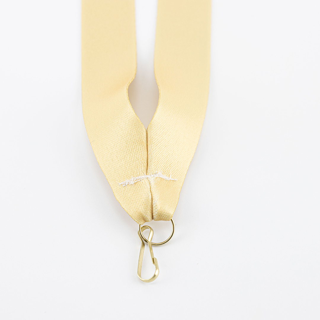 Sistema di aggancio robusto con moschettone e anello metallico.