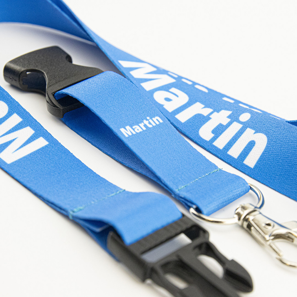 Fibbie robuste e moschettone in metallo per massima versatilità.