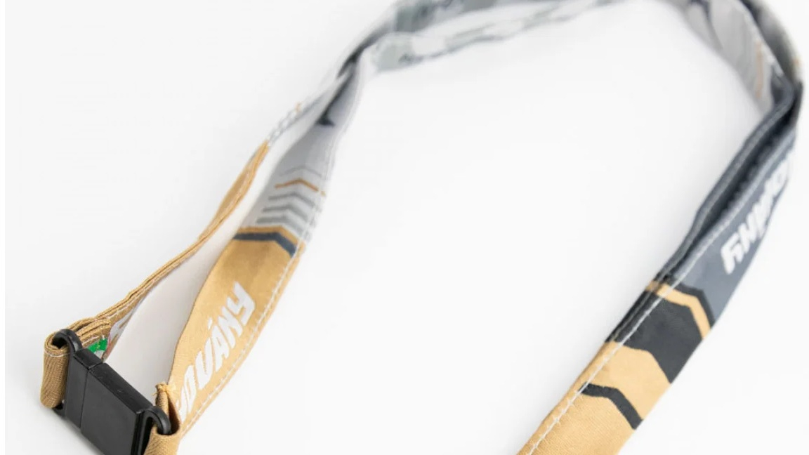 Finitura esclusiva con clip removibile e design intessuto permanente.