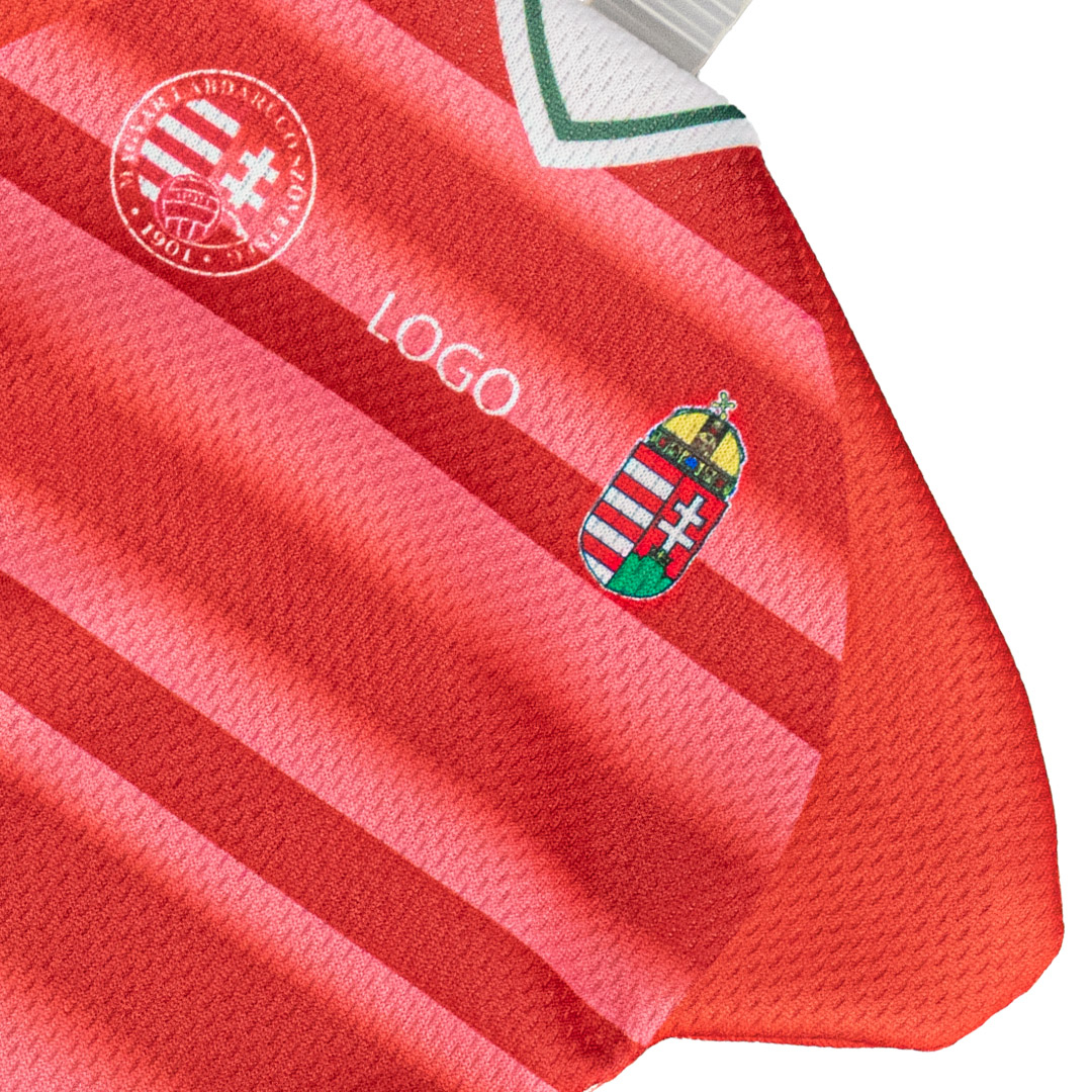 Replica autentica con stemmi e dettagli delle divise professionali.