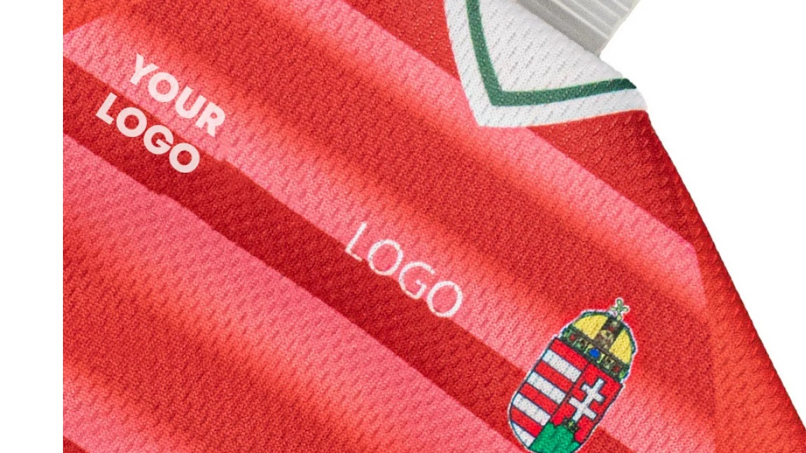 Réplique miniature authentique avec détails fidèles au maillot.