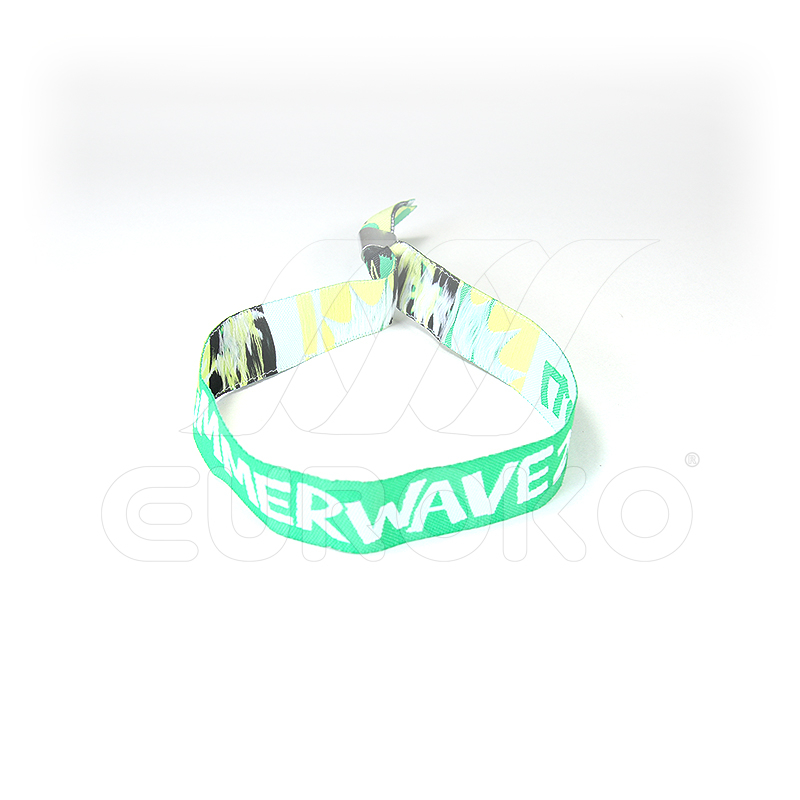 Design personalizzato con loghi dettagliati e branding unico.