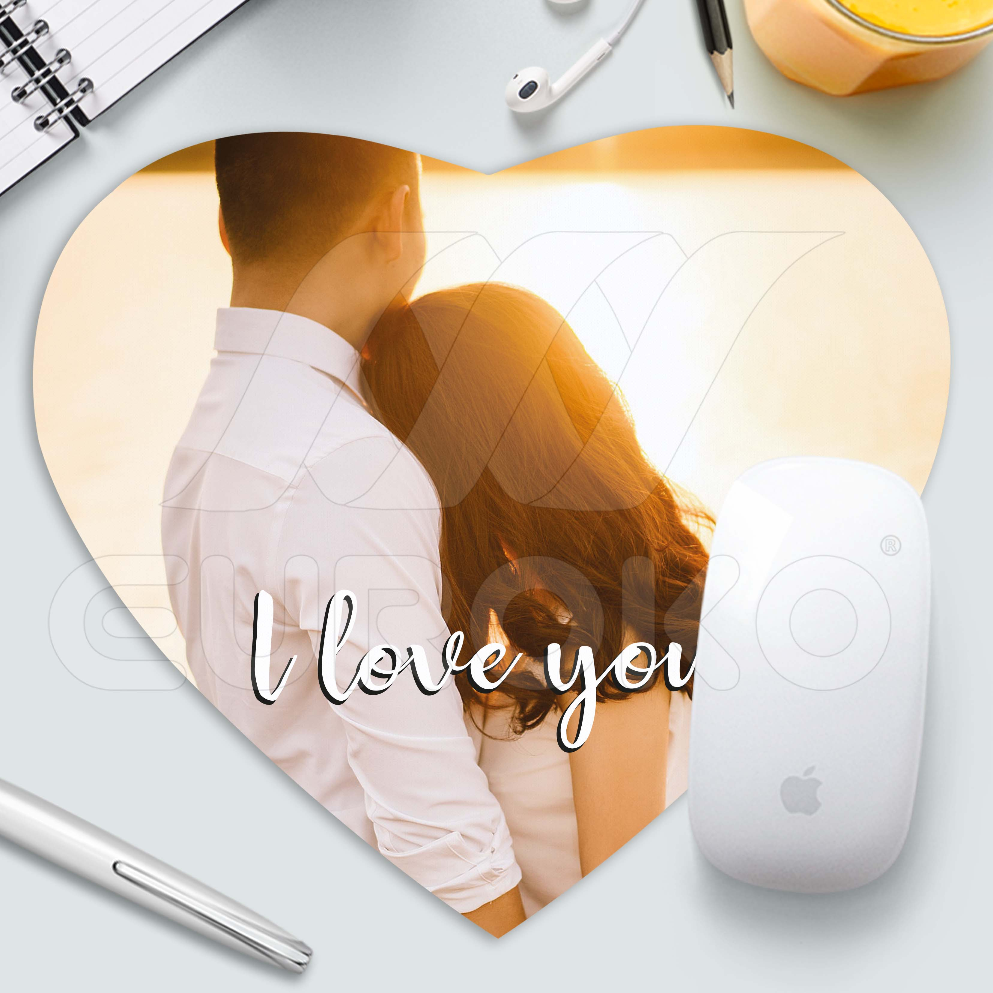 La forma a cuore romantica rende unico il tuo spazio di lavoro.