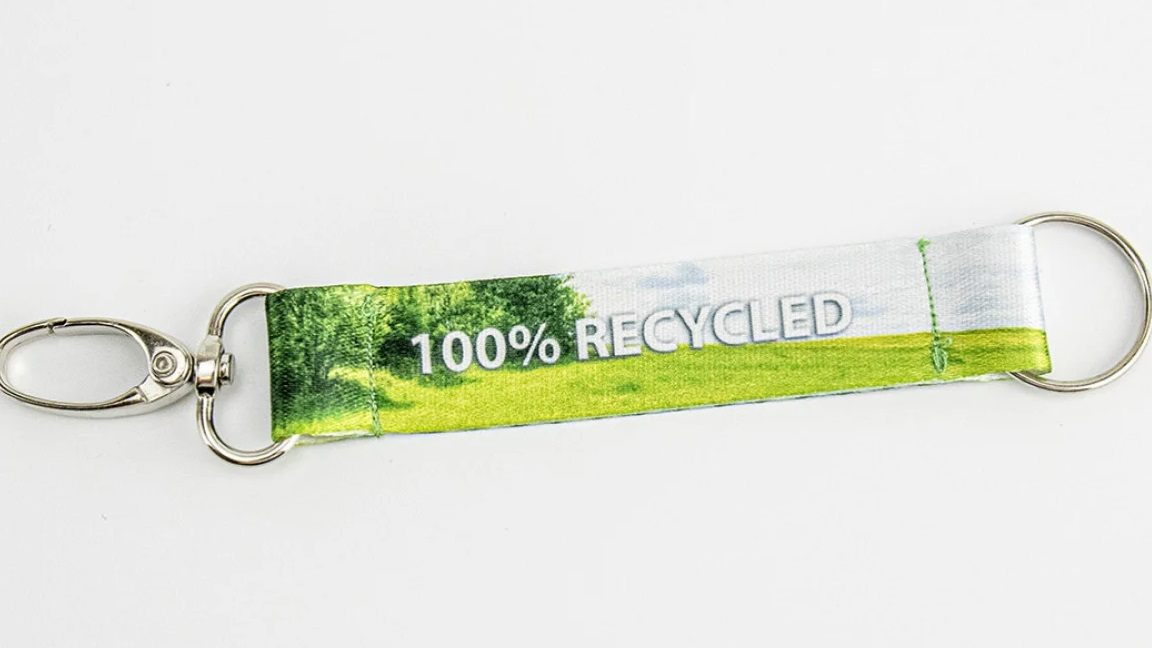 Double attache pratique : anneau porte-clés et mousqueton.