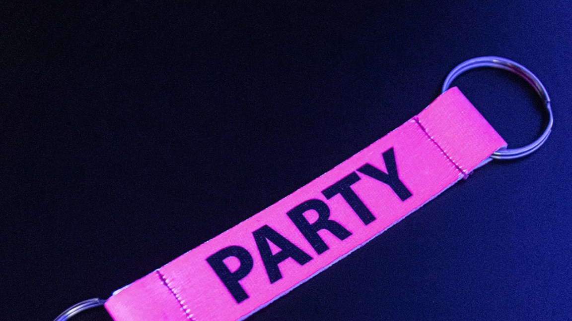 Premium Satin in brillanten Neonfarben für maximale Sichtbarkeit.