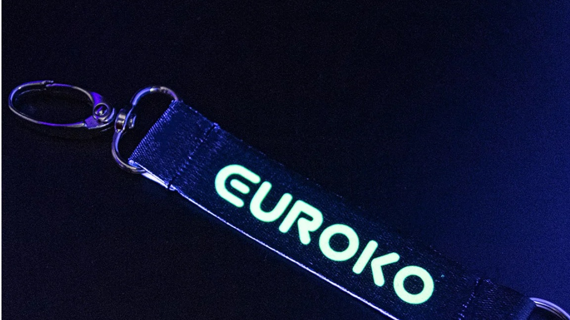 Polyester satin durable avec impression lumineuse de qualité.