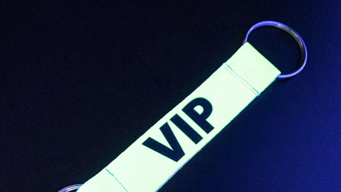 UV-reaktive Leuchtfarben machen Ihr Logo zum strahlenden Blickfang.