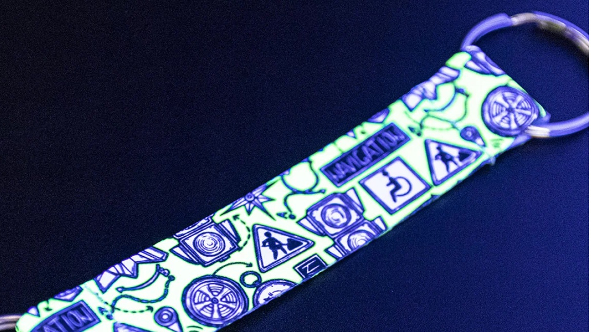 Individuelle Designs auf hochwertigem UV-reaktivem Satin-Material.