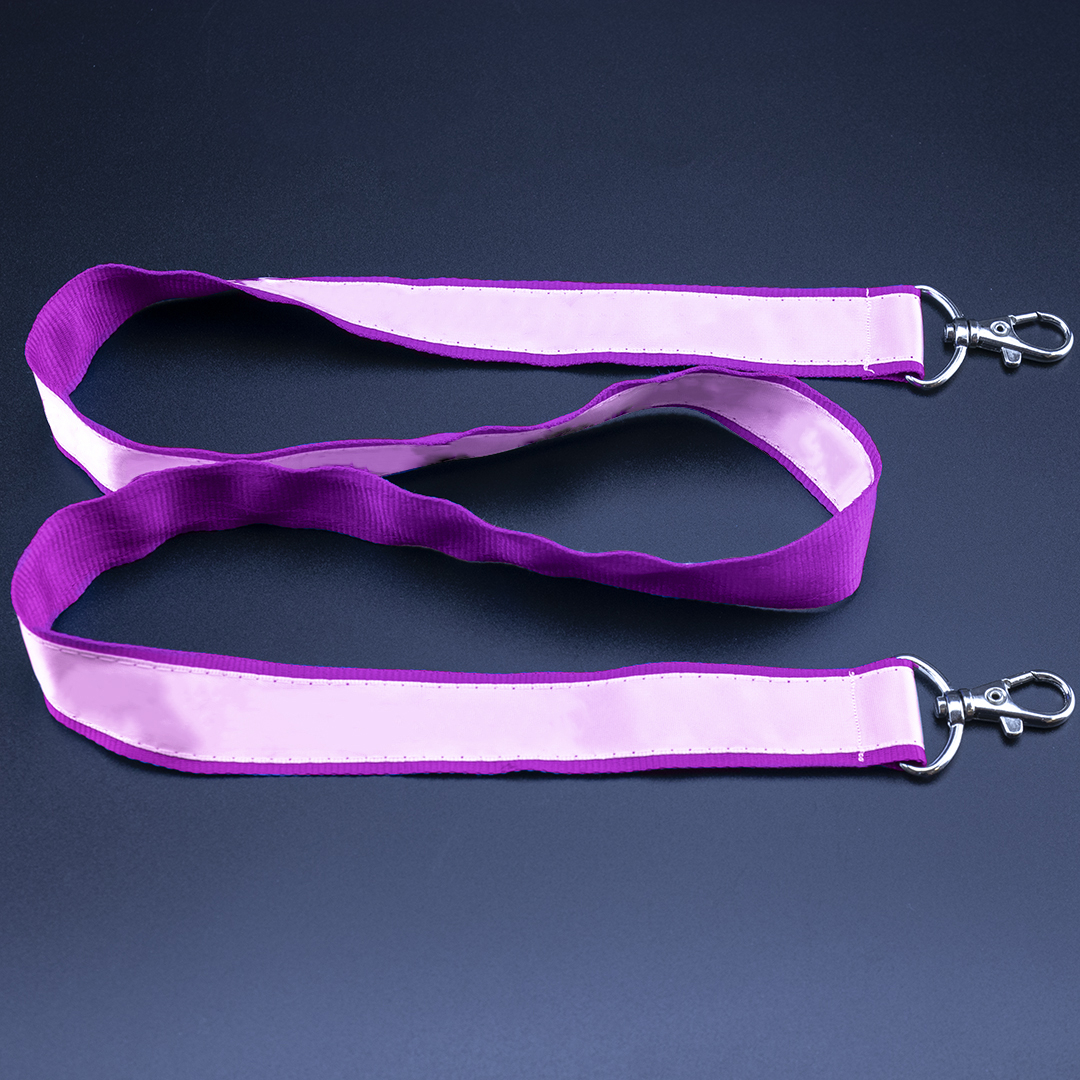 Qualità superiore con doppio strato: raso satinato su poliestere rigato.