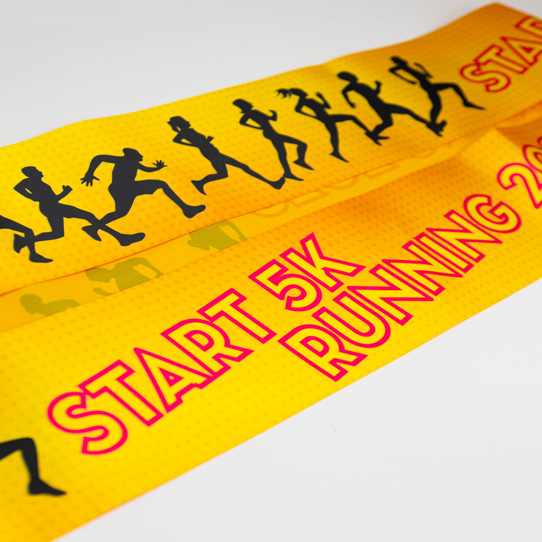 Loghi sponsor ben visibili per momenti fotografici memorabili.