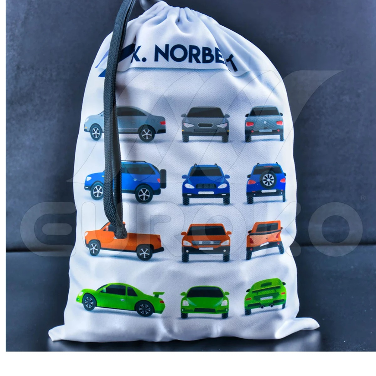 Stampa personalizzata a colori vivaci per una sacca unica e originale.