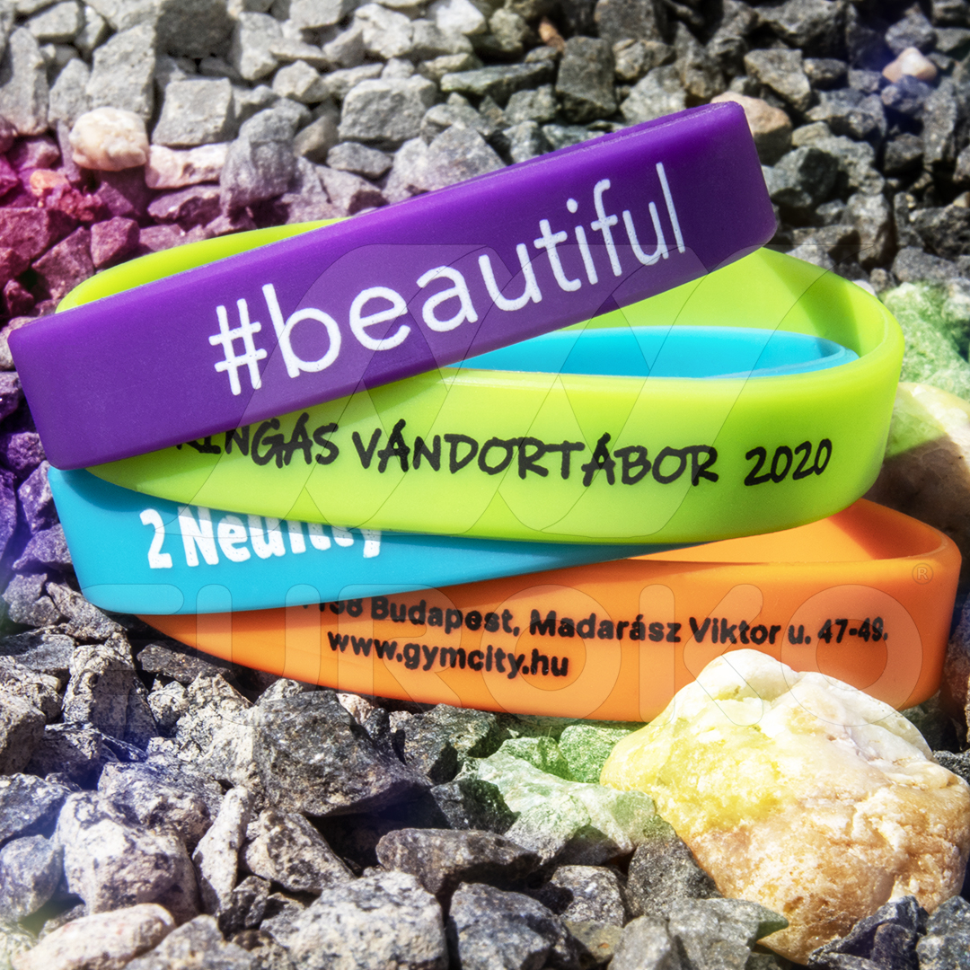 Facili da indossare con vestibilità comoda per tutti.