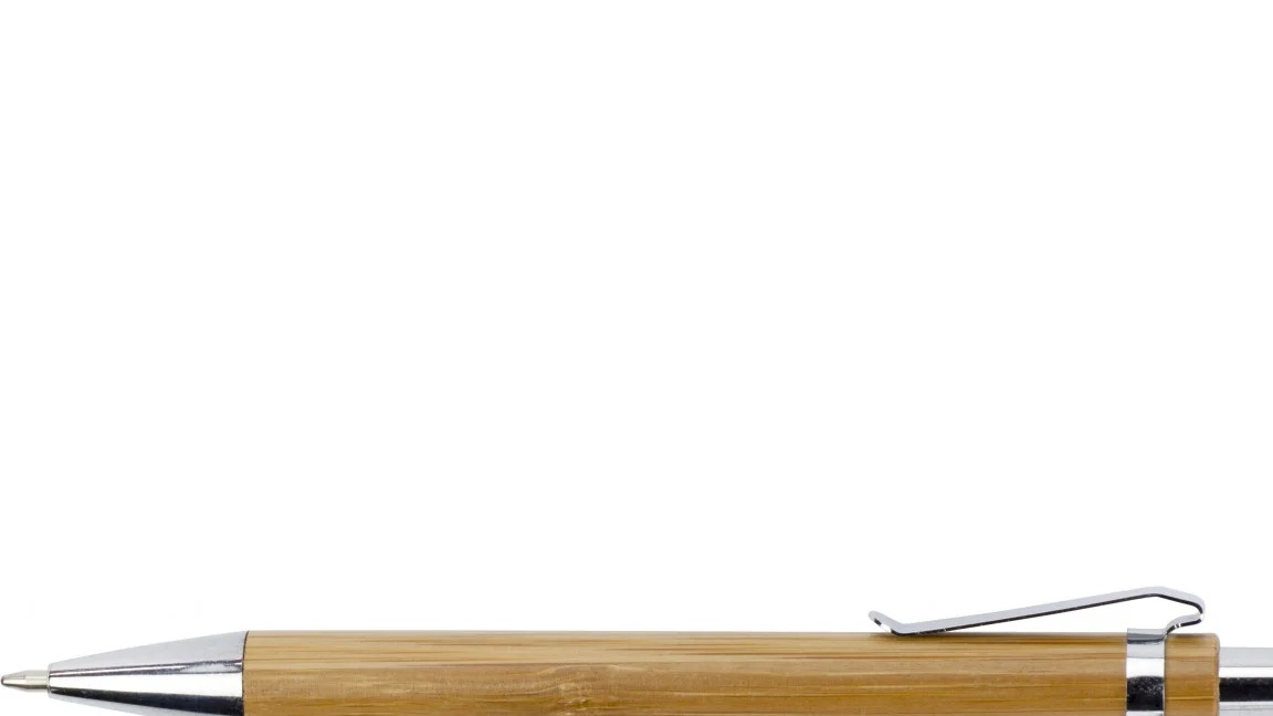 Bambou naturel et finitions métalliques pour une qualité durable.