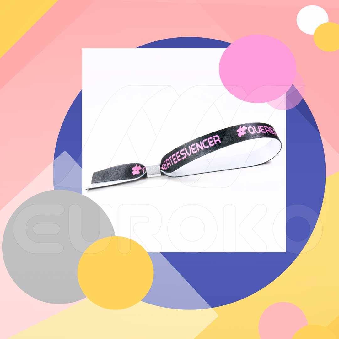 Poliestere satinato morbido per un comfort superiore durante tutto l'evento.