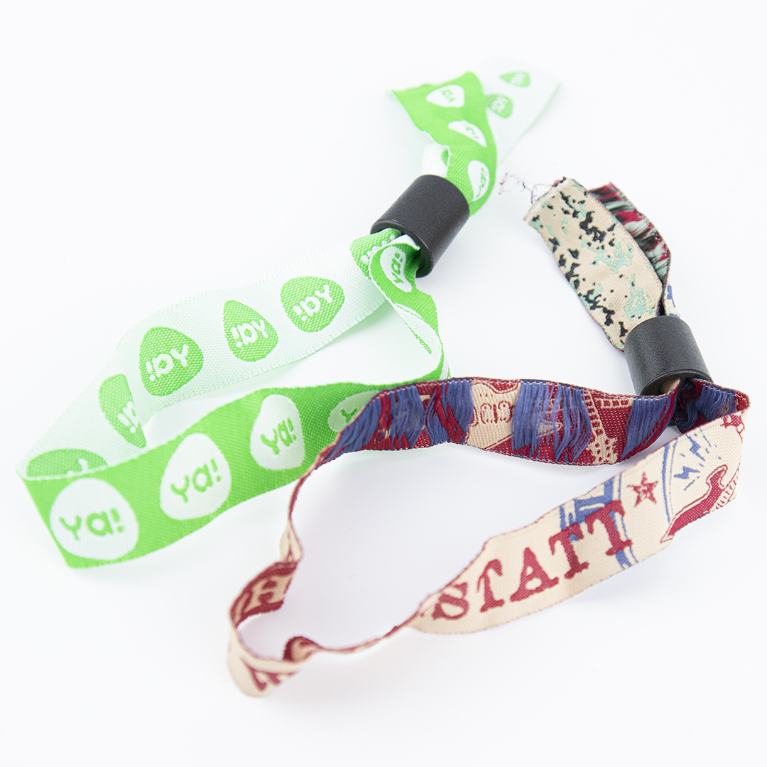 Mehrfarbige Designs mit bis zu 8 Pantone-Farben direkt eingewebt.