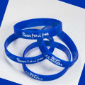 Silikonové náramky s ražbou