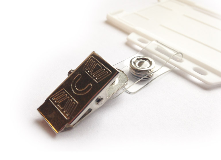 Morsetto metallico robusto con protezione delicata per i badge.