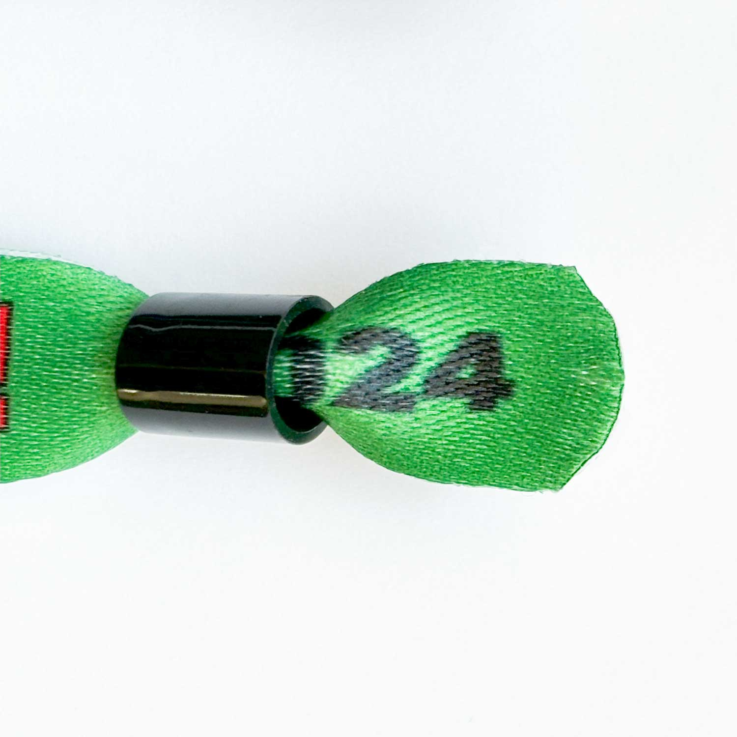 Il taglio obliquo distintivo rende i braccialetti eleganti e facili da indossare.