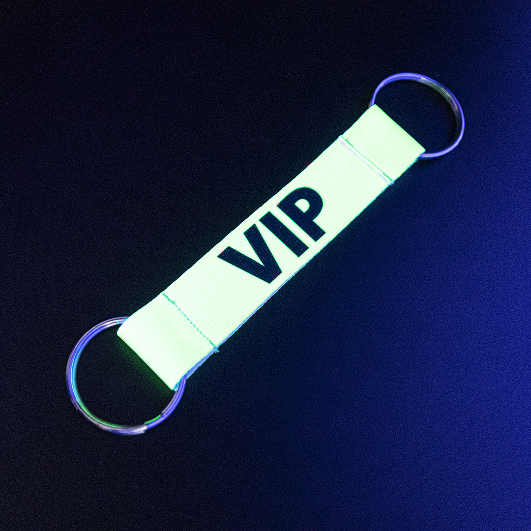 Qualità premium in poliestere satinato con colori fluorescenti brillanti.