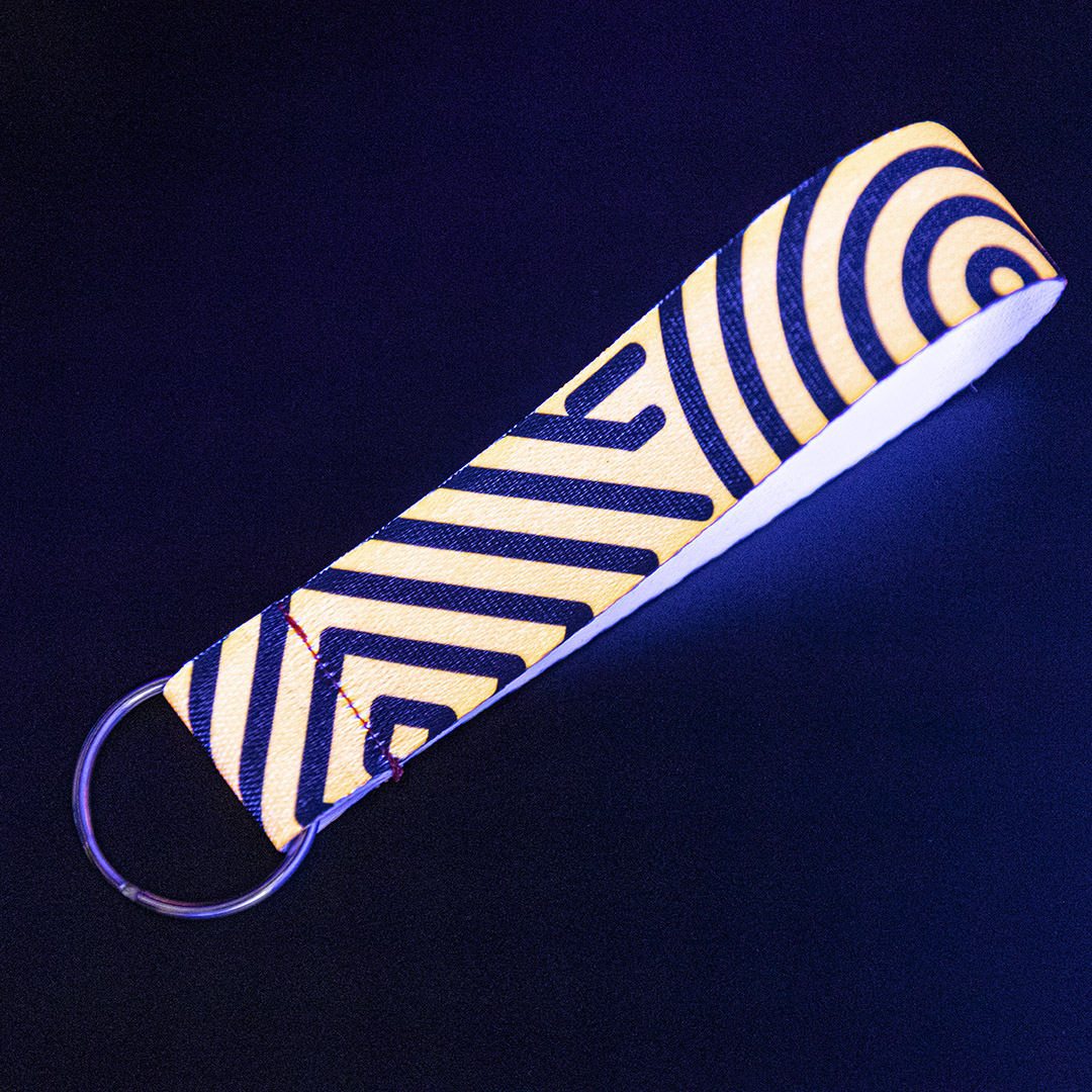 Materiale satinato di qualità premium con cuciture resistenti.