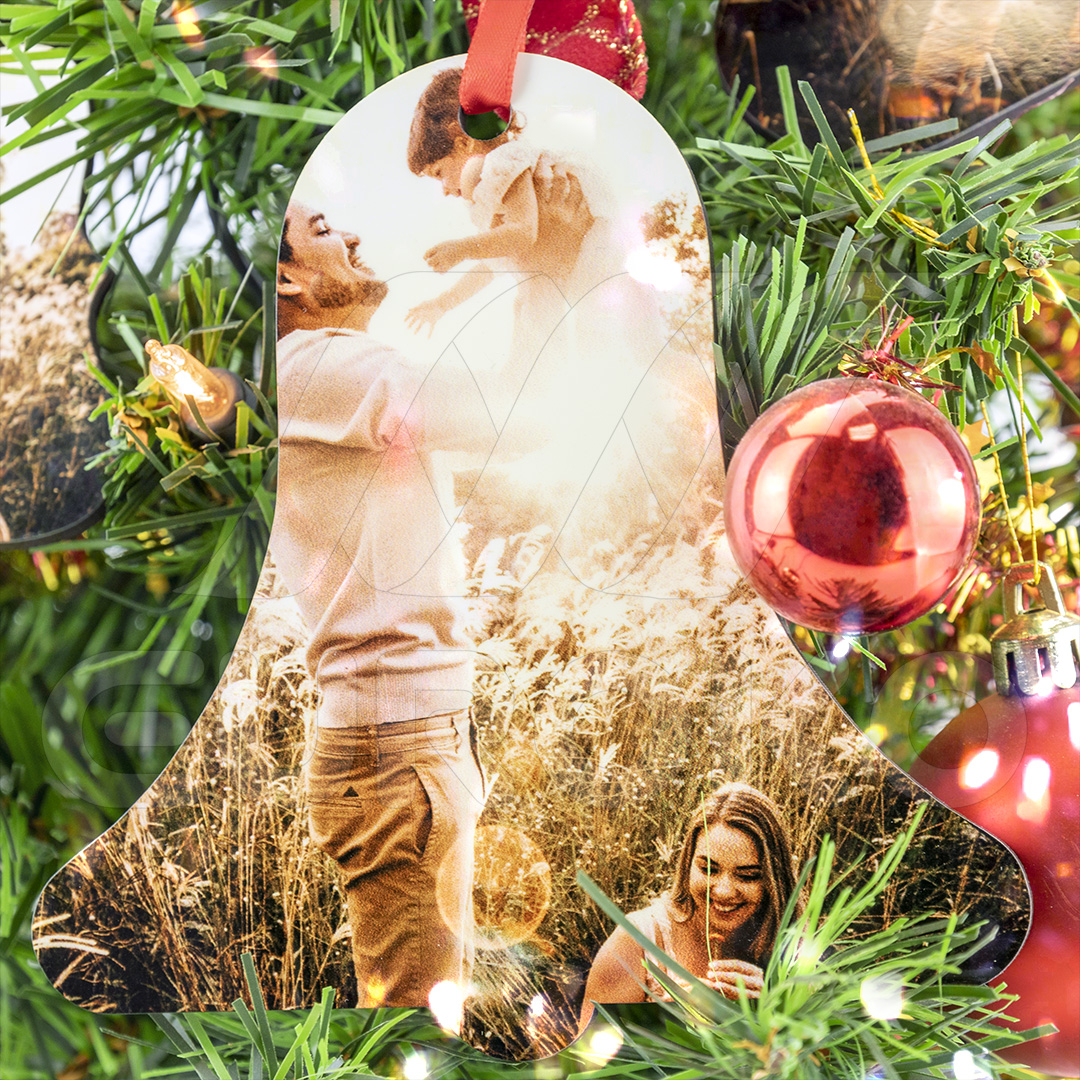 Pronte da appendere con nastro incluso per un allestimento immediato.