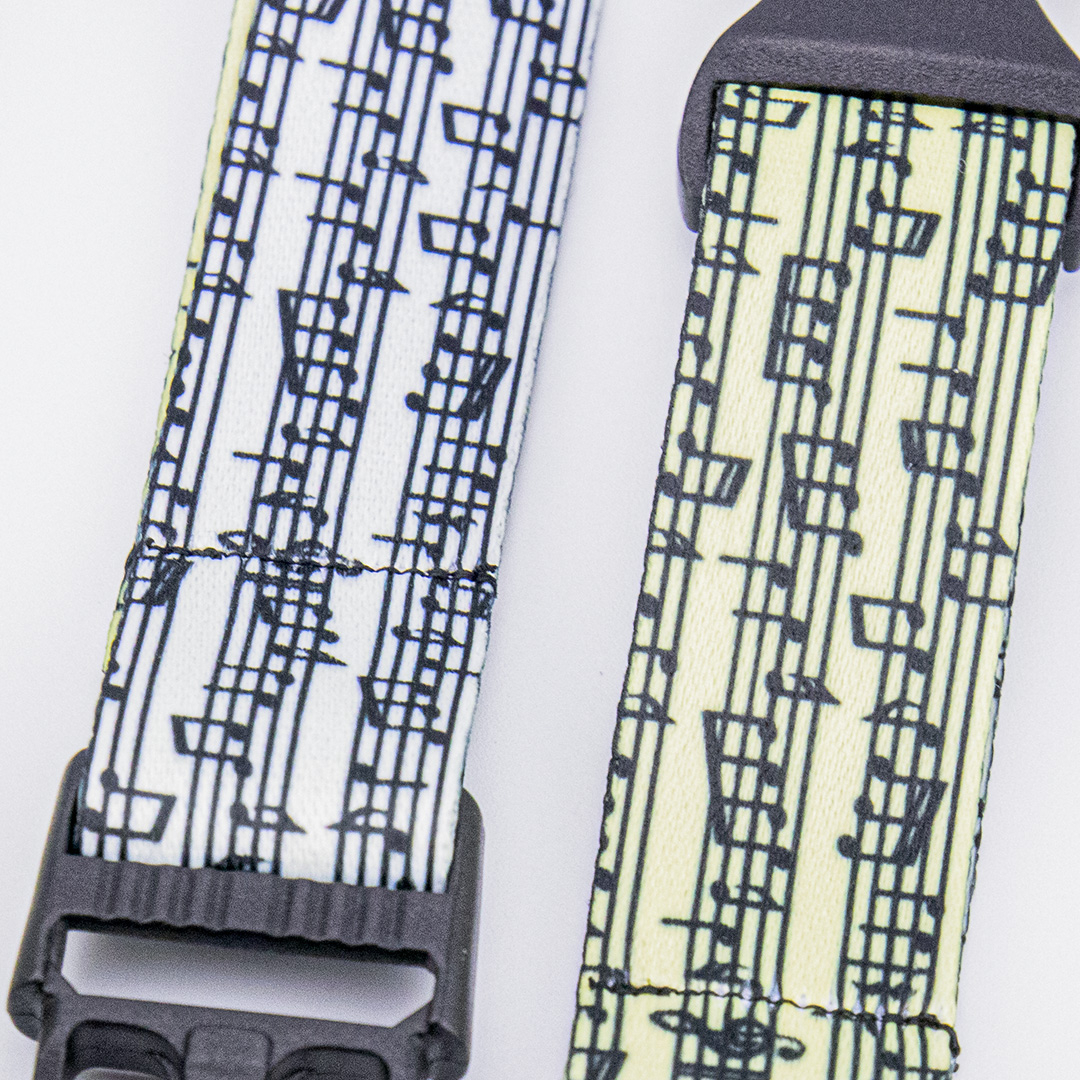 Stampa nitida con note musicali su tessuto in poliestere di qualità.