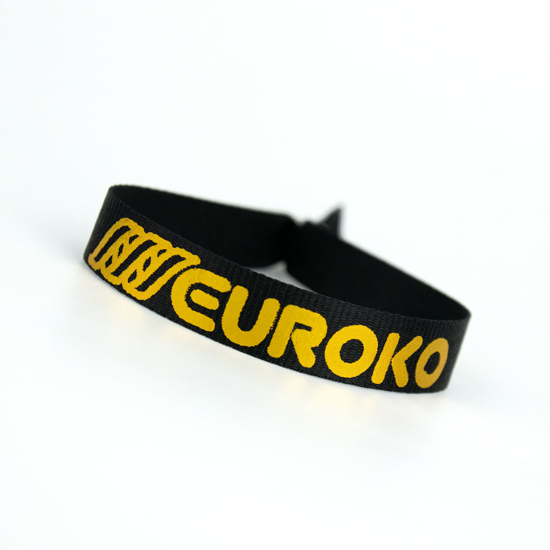 L'effetto metallico oro comunica esclusività per eventi VIP premium.