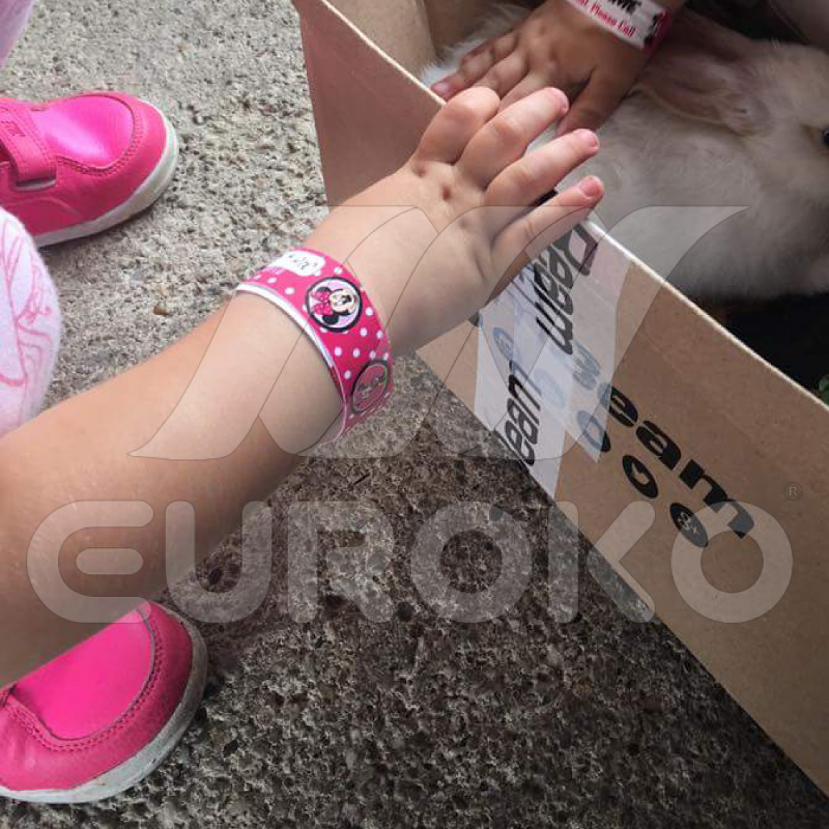 Materiale Tyvek confortevole e resistente, perfetto per la pelle sensibile.