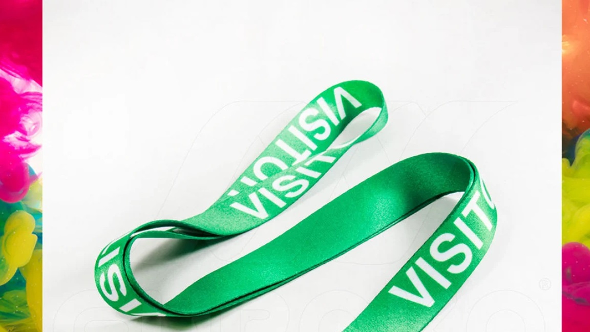 Materiale raso premium con texture morbida e stampa chiara VISITOR.