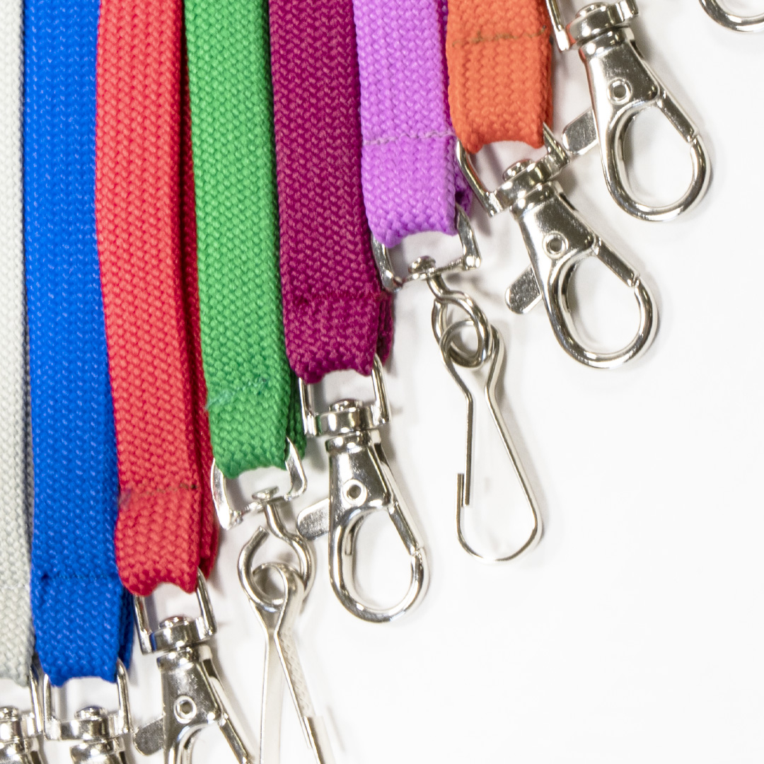 Moschettone metallico incluso per aggancio sicuro e pratico.